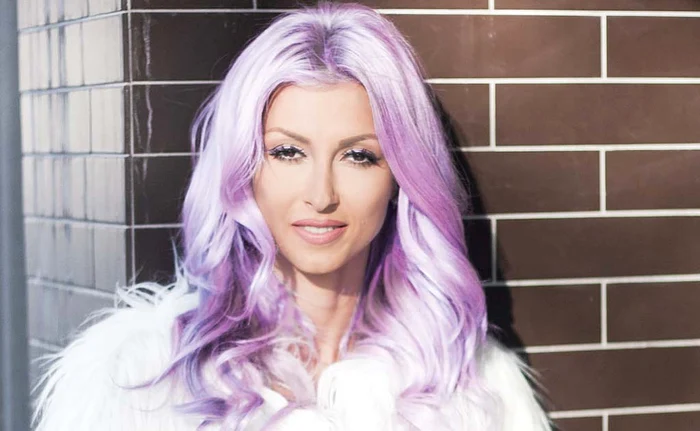 
    Zilele trecute, după întoarcerea  din Thailanda, Andreea Bălan s-a vopsit mov-lavandă  