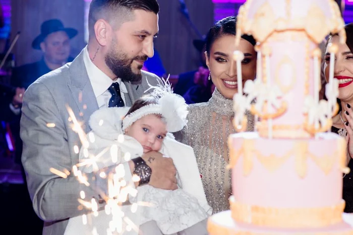 Adelina Pestriţu şi Virgil Şteblea s-au bucurat de momentul tortului la miezul noptii Foto: arhivă personală