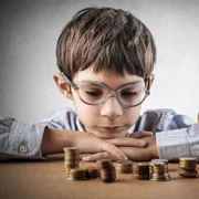 Copil bani elev alocatie FOTO Shutterstock