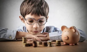 Copil bani elev alocatie FOTO Shutterstock