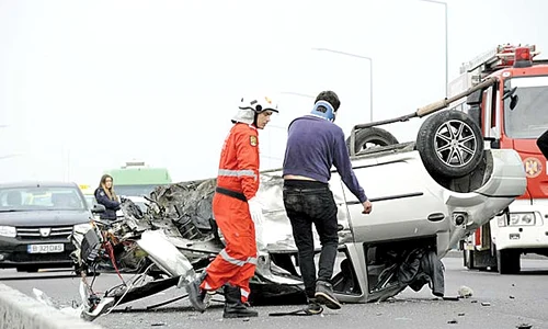 În mai, o tânără a murit strivită în această maşină  Un şofer a intrat pe contrasens şi a izbit o, pe DN1, în zona Băneasa  jpeg