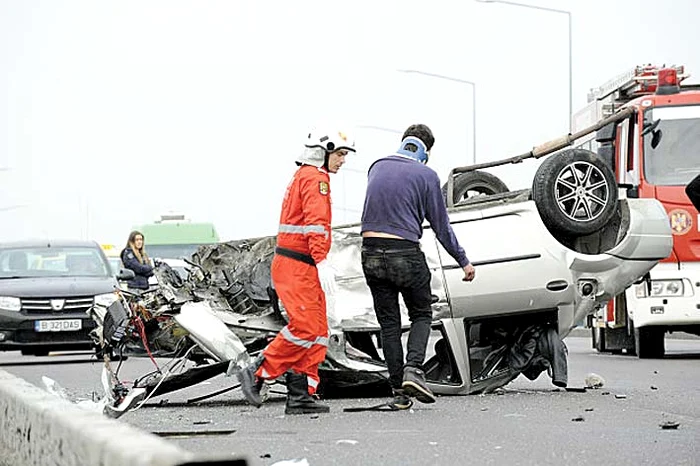 În mai, o tânără a murit strivită în această maşină. Un şofer a intrat pe contrasens şi a izbit-o, pe DN1, în zona Băneasa 