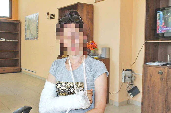 Victima în vârstă de 51 de ani spune că a fost bătută cu parul