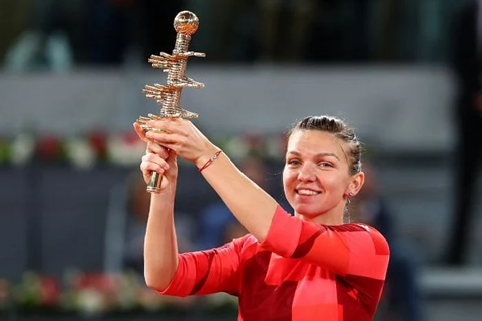 
    Simona Halep, cu trofeul cucerit la MadridFoto: Doartenis.ro  