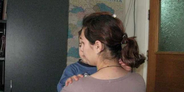 I.A. are doi copii şi este elevă în ultimul an de liceu