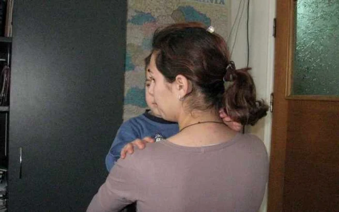 I.A. are doi copii şi este elevă în ultimul an de liceu