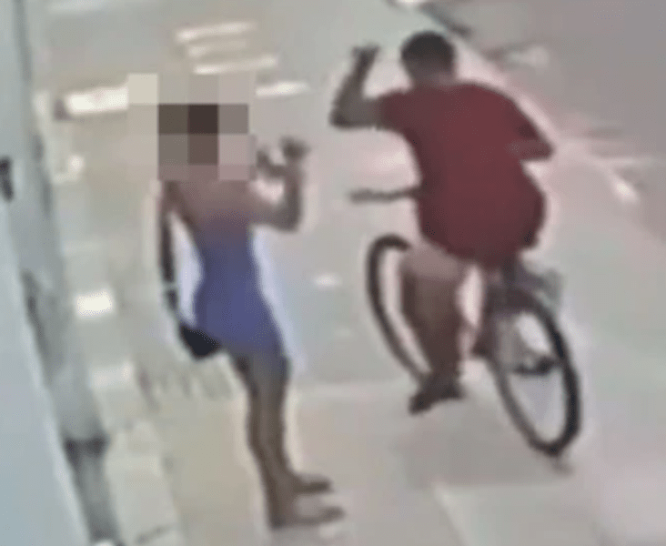 Karma! Hoț călcat cu mașina de iubitul unei femei căreia tocmai îi furase telefonul VIDEO
