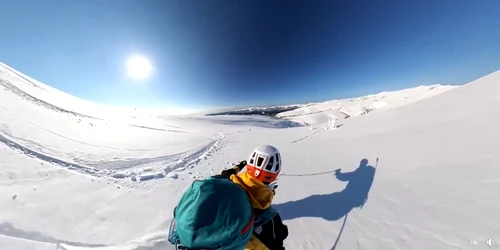 Schi de tura si snowkite pe Platoul Bucegi. Captură foto: ionescuvlad.com / Facebook