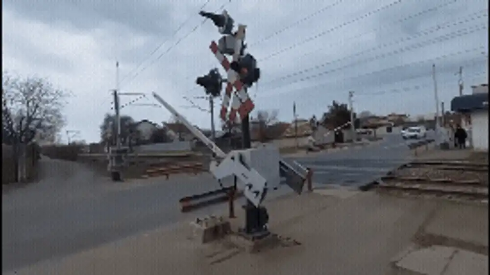 Imagini de coșmar cu un pieton care traversează calea ferată când trenul este la doar câțiva metri de el. Reacția CFR