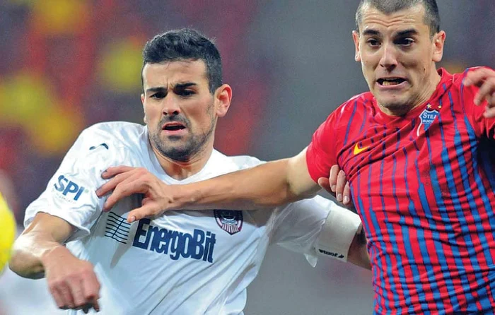 
    Stefan Nikolici, în duel cu Cadu de la CFR Cluj  