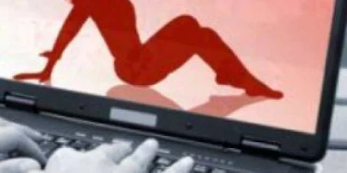 Minora de 14 ani a fost şantajată cu un film în care apare în ipostaze sexuale