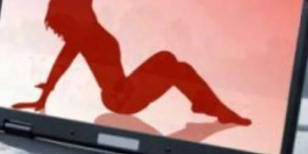 Minora de 14 ani a fost şantajată cu un film în care apare în ipostaze sexuale