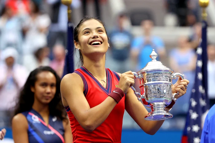 La capătul a 10 meciuri câștigate la rând, Emma Răducanu a cucerit trofeul la US Open (FOTO: EPA)