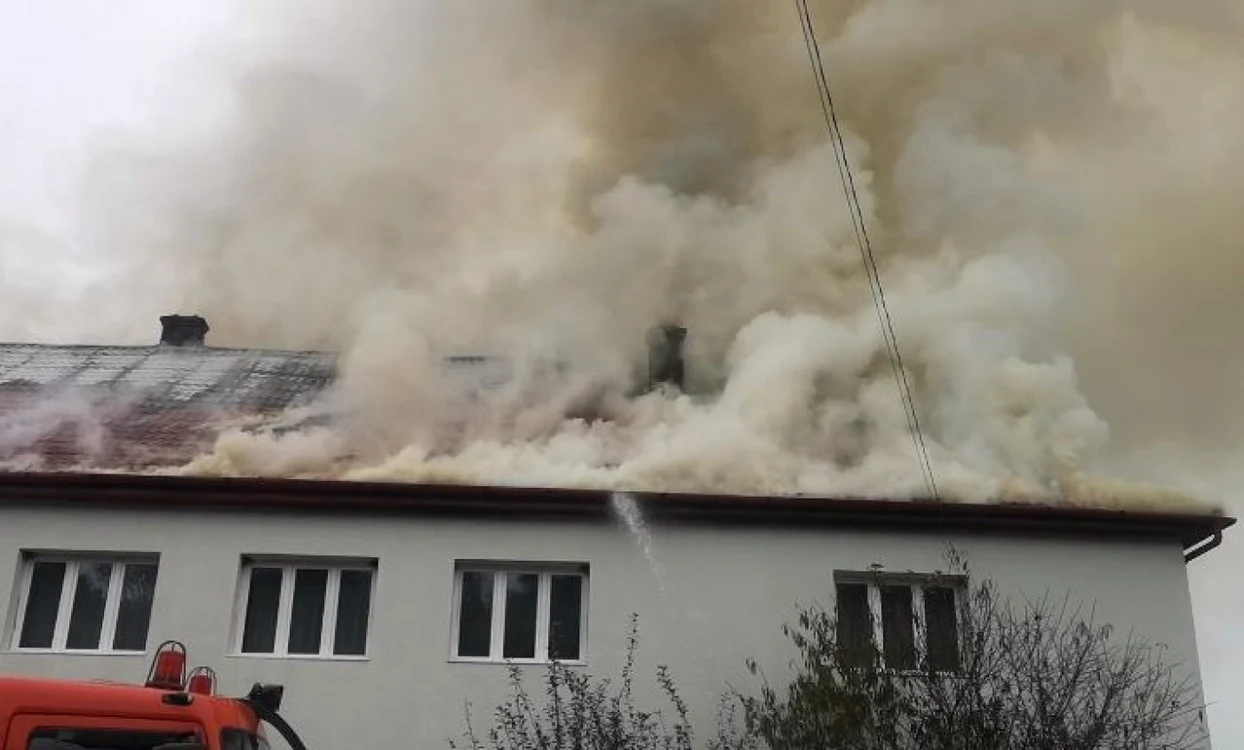 Şcoala din Sâncel a fost cuprinsă de un incendiu în zona acoperişului
