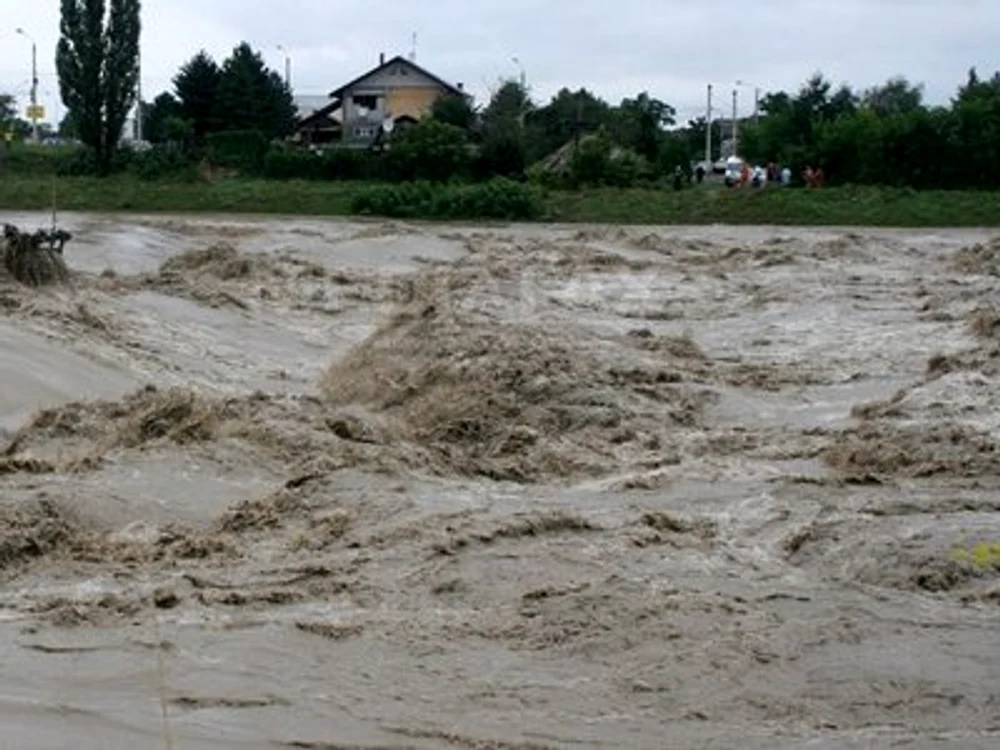 Hidrologii au emis cod de inundaţii