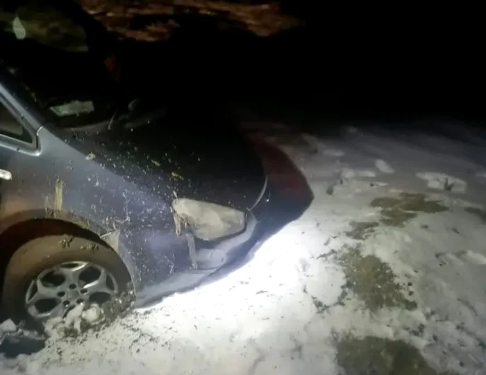 Jandarmii au încercat să scoată mașina din zăpadă, dar nu au reușit FOTO IJJ Bacău