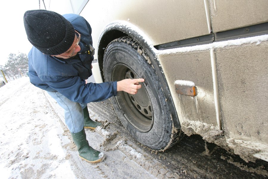 Poliţia Română recomandă șoferilor să-și echipeze mașinile cu anvelope de iarnă. Amenzile sunt usturătoare
