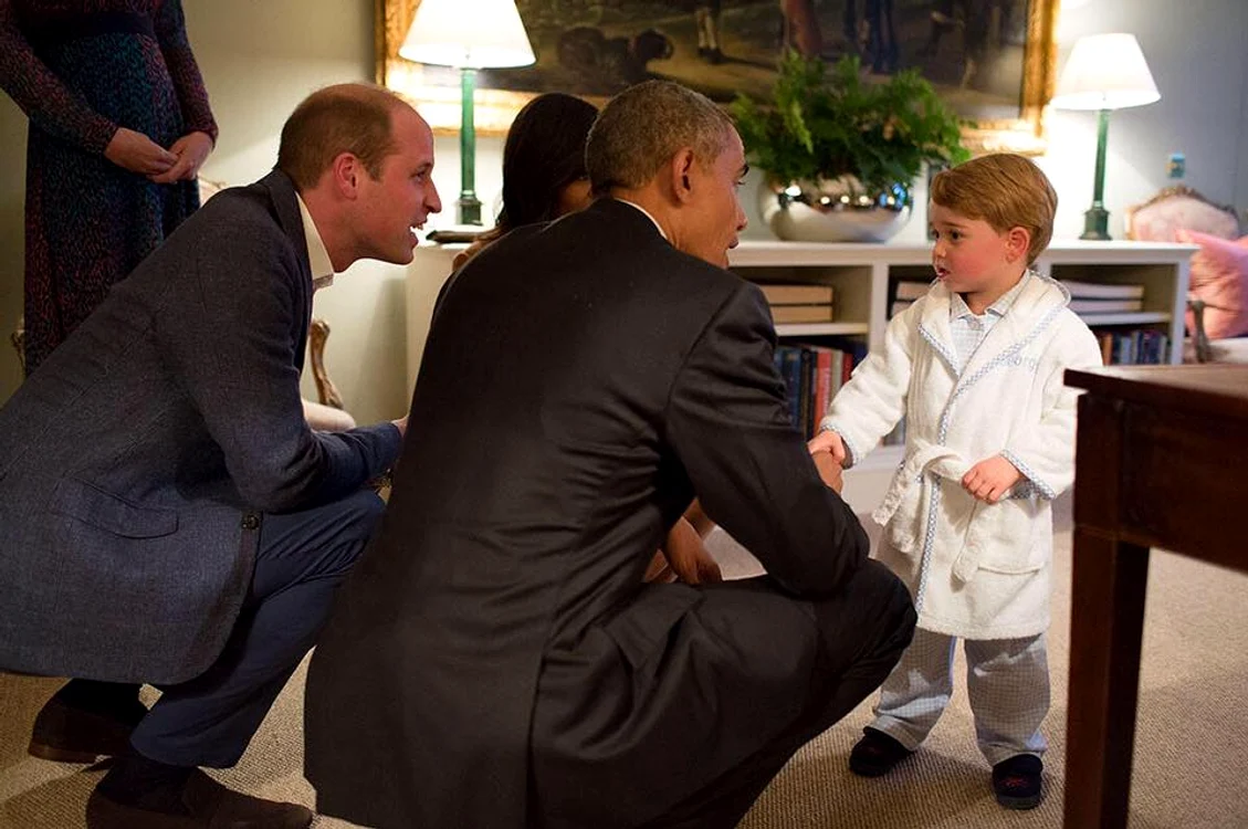 
    Prințul George a dat mâna cu Barack Obama înainte de culcareFoto: Facebook The British Monarchy  