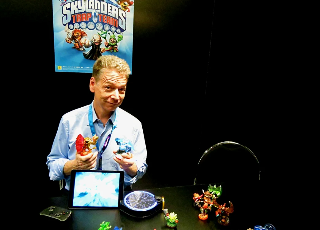 Paul Reich şi jucăriile din Skylanders FOTO Octavian Palade