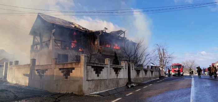 casa directorului şcolii din Bârseşti a ars în incendiu