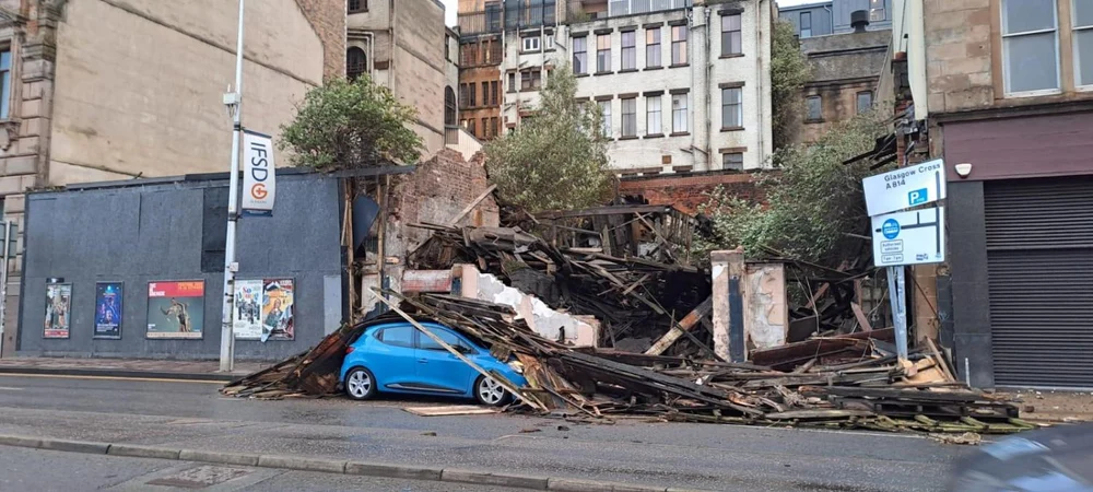 Furtuna „Amy” lovește puternic Irlanda și Marea Britanie: un mort, mii de case fără curent, transport paralizat și orașe izolate