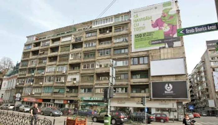 Blocul de pe Calea Victoriei, unde se află apartamentul