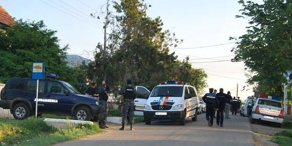 Zeci de poliţişti şi mascaţi au împânzit oraşul Murgeni FOTO