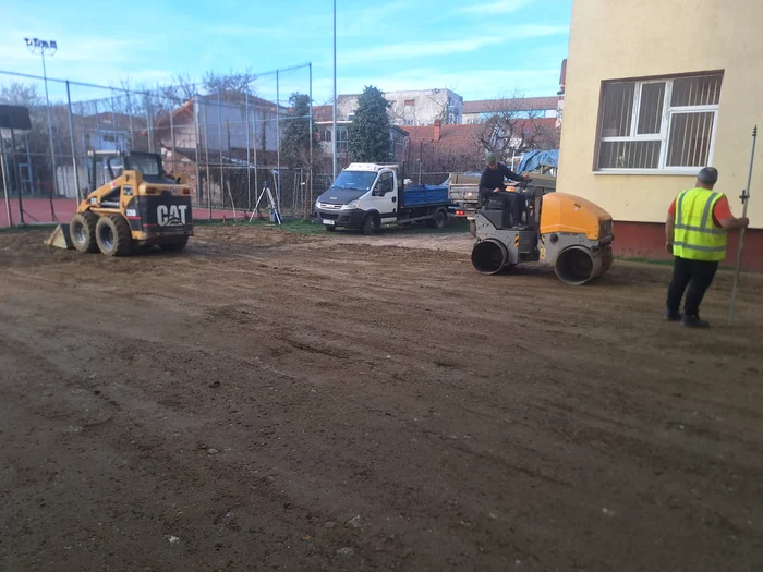 A început construcția terenului de baschet