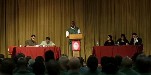 dezbateri debate harvard vs detinuti foto twitter