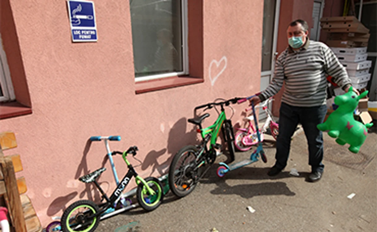 Ziua de voluntariat a inclus și curățenie. Foto: Sever Gheorghe 
