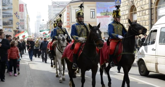 Defilarea husarilor va fi principala
atracţie a manifestărilor din acest an de 15 Martie la
Satu Mare.FOTO - voceatransilvaniei.ro