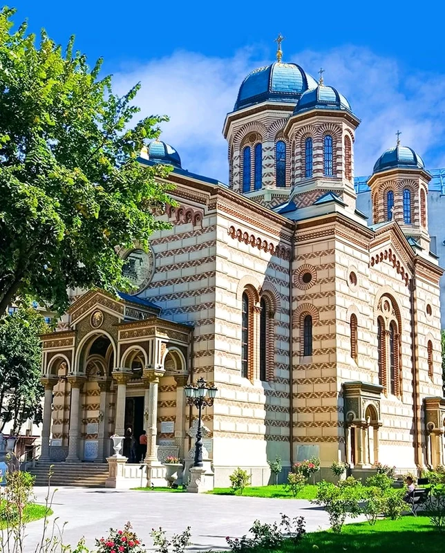 Actuala biserică a fost clădită în timpul domniei Regelui Carol I și Reginei Elisabeta / foto: Facebook