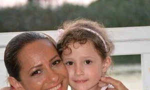 Carmen Trandafir şi fetiţa ei, Ana jpeg