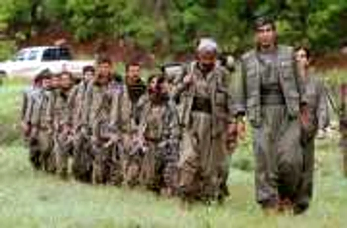 Luptători din Partidul Muncitorilor din Kurdistan, trecuţi în 2013 din 
Turcia în nordul Irakului - toamna trecută, alte sute de kurzi din 
Turcia au întrat în Siria pentru a apăra zonele kurde împotriva Statului
 Islamic. Etnicii kurzi îşi asumă
un rol tot mai important nu doar în politica internă a statelor-gazdă ci
 şi la
nivel regional, prin rolul jucat în lupta împotriva Statului Islamic. 
(Foto: AP)