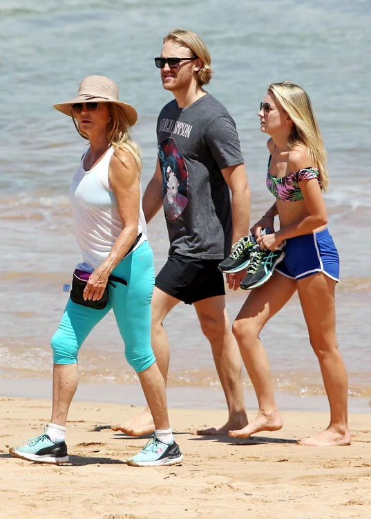 Goldie Hawn, Wyatt Russell & Sanne Hamers Out For A Stroll In Hawaii jpeg