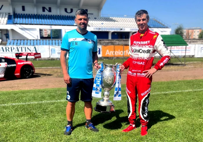 Mihai Leu, alături de antrenorul Corvinului, cu trofeul Cupei României, la 8 iulie 2024 (Facebook)
