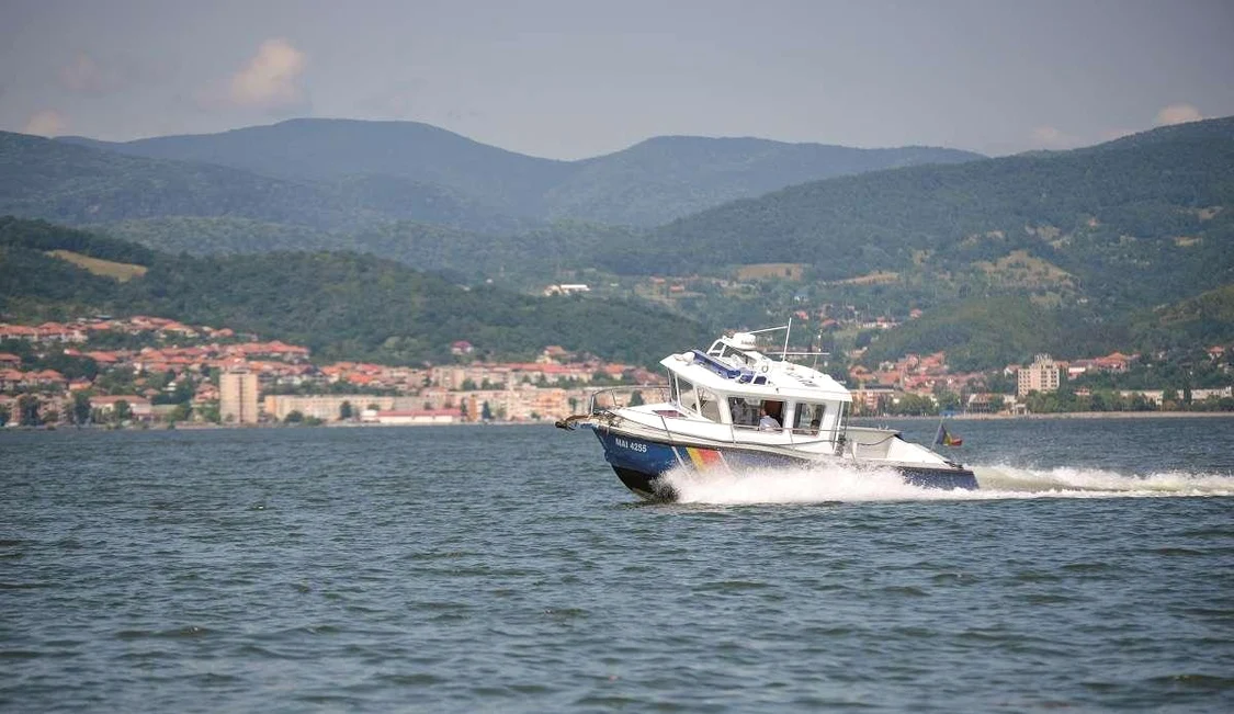 Dunărea desparte România de Serbia și Bulgaria. 