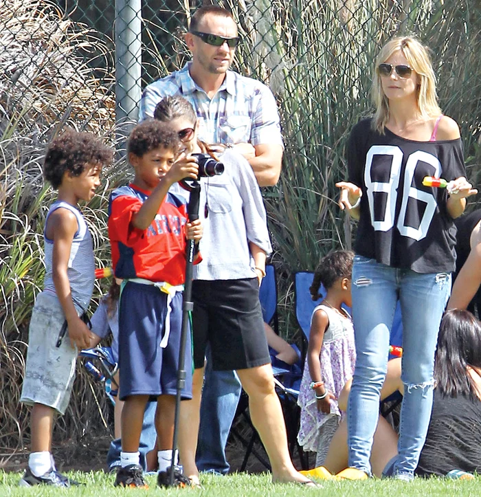 Cine îi simte lipsa lui Seal? Henry îi explică fratelui său Johan, de 6 ani, cum se fac pozele, iar mama Heidi e fericită alături de noul iubit, Martin (fotografii: Guliver/splashnews/reuters)