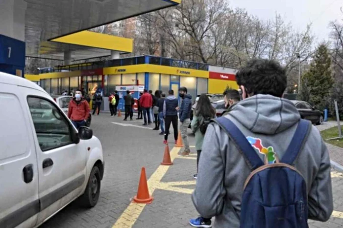Coadă la o benzinărie din Bucureşti. Foto: stiripescurt.ro