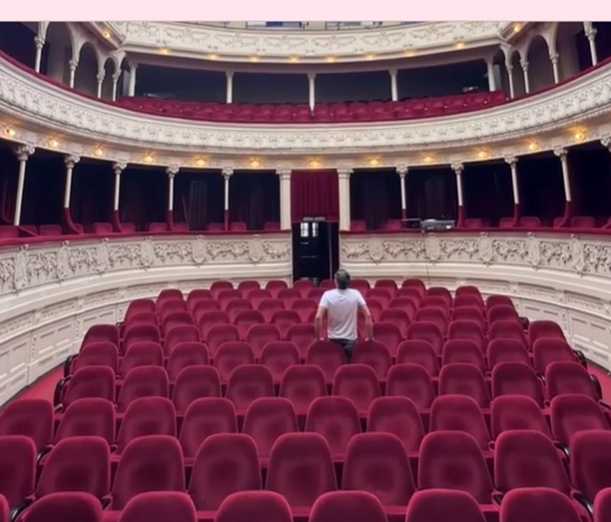 Teatrul Odeon este singurul din Europa cu acoperiș retractabil. Foto: captură video