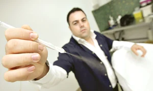 Medicul estetician  Morad Iancu ne arată cât  de puternic este jetul cu ser  fiziologic care curăţă tenul  în profunzime  jpeg