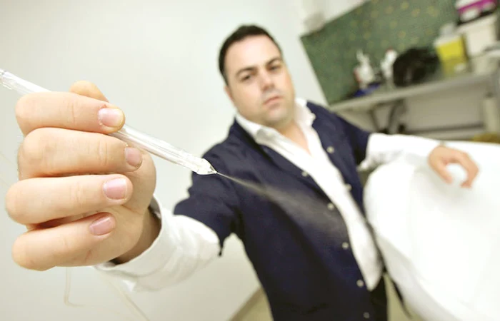 Medicul estetician  Morad Iancu ne arată cât  de puternic este jetul cu ser  fiziologic care curăţă tenul  în profunzime.