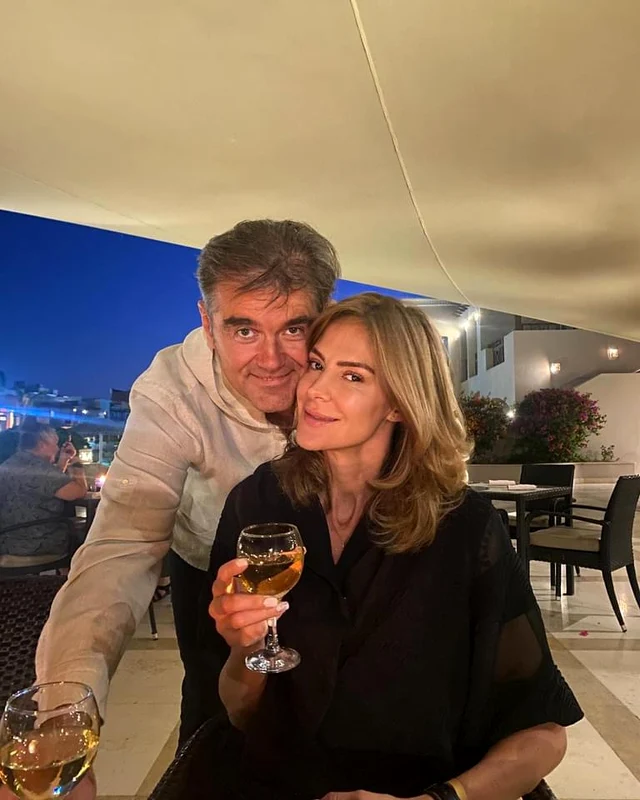 Vedeta cu cele mai lungi picioare din România se relaxează cu familia ei în Egipt