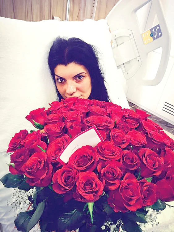Andreea avea înainte implanturi  de 335 ml în fiecare sân, iar acum se laudă cu “baloane” de 1200 ml. Ieri, a primit şi flori la spital