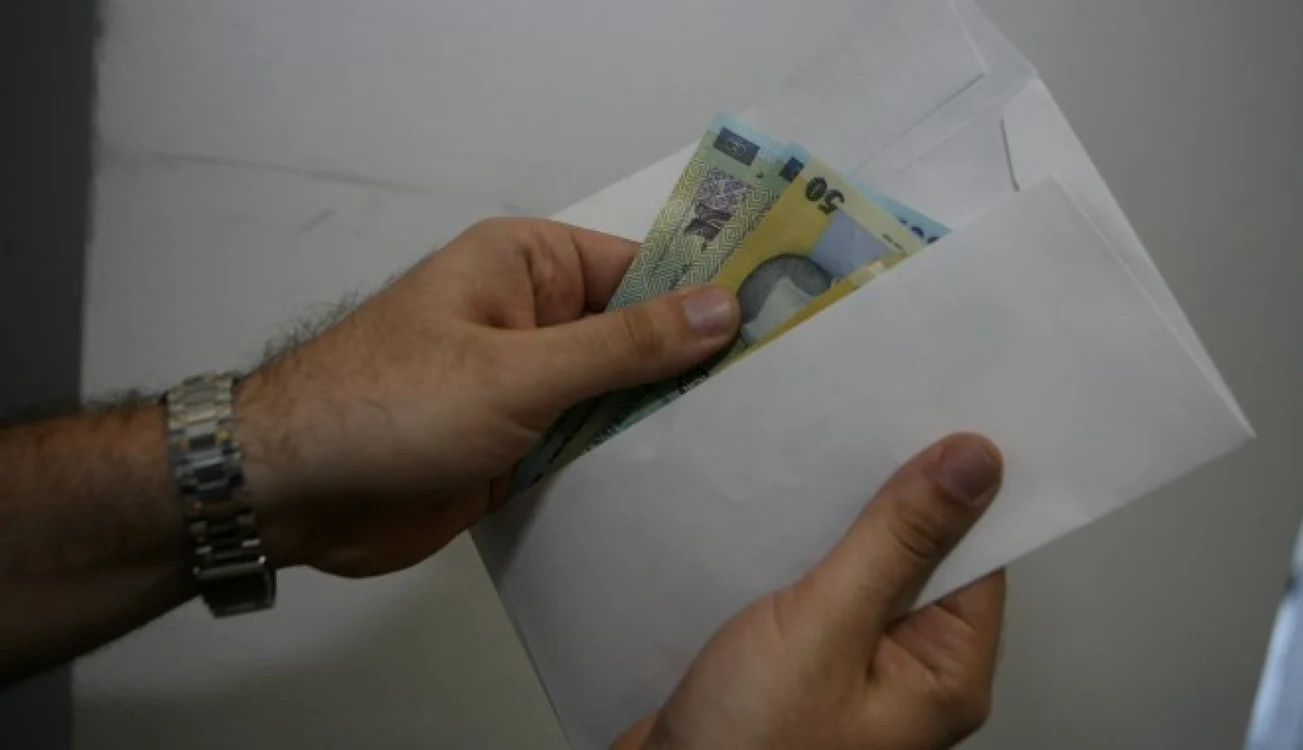 3.000 de lei i-au fost oferiţi decanului de la Facultatea de Medicină ca să-l treacă examenul pe student