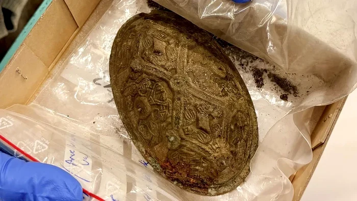 O cataramă a fost descoperită în mormânt (© Raymond Sauvage/NTNU University Museum; CC BY-SA 4.0)