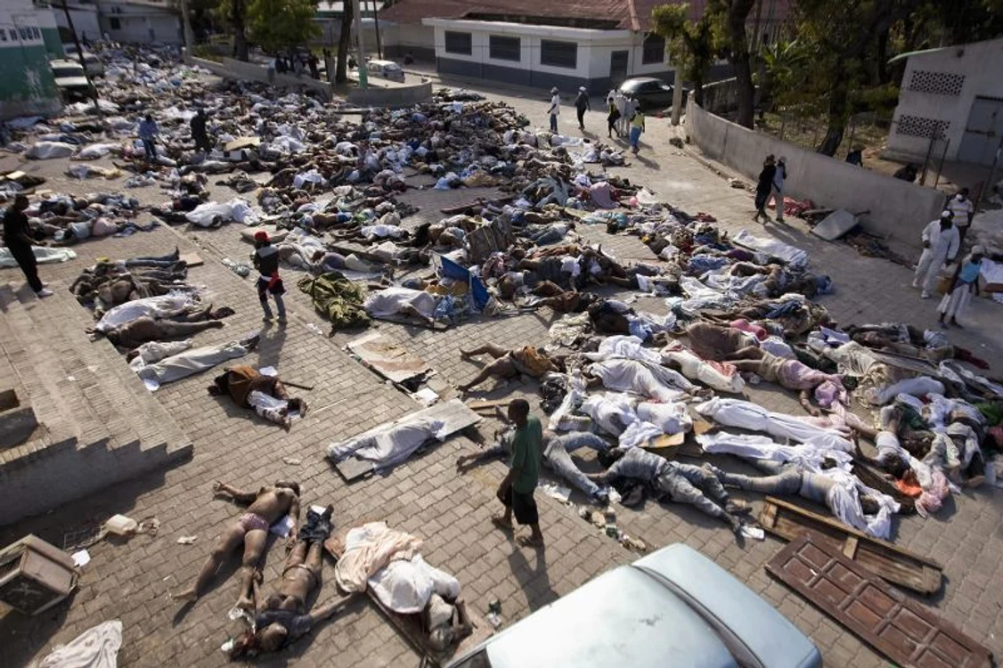 
    Victime înşirate pe străzile din Port-au-Prince  