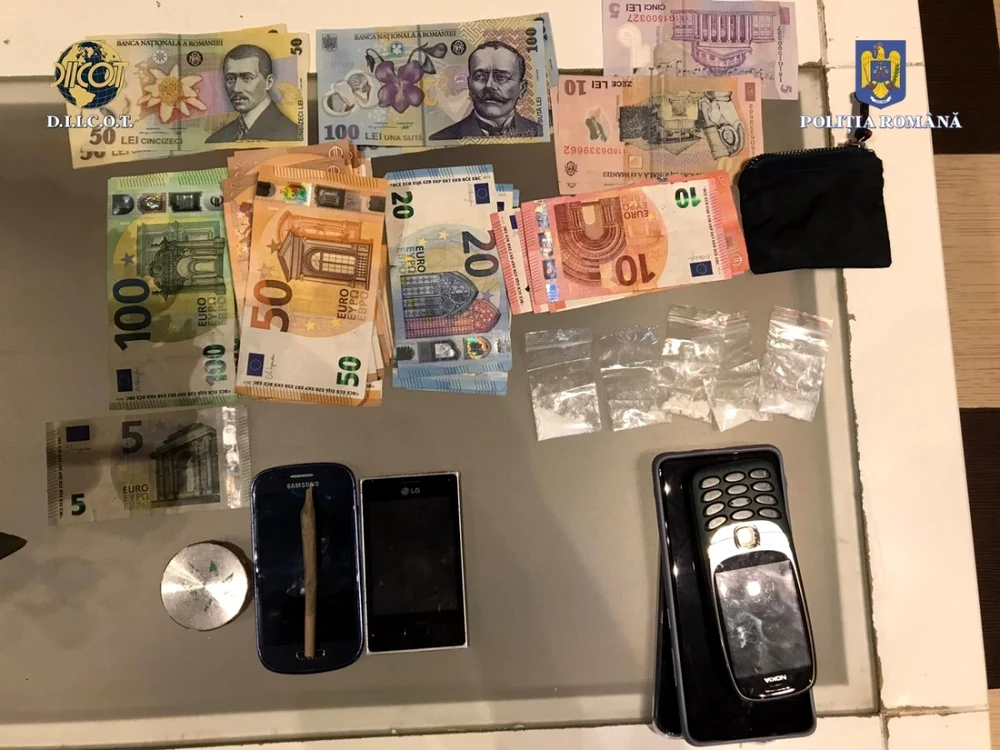 Cinci plicuţele cu cocaină, găsite în urma percheziţiilor FOTO IPJ Călăraşi