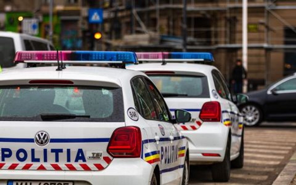 Intervenție a mascaților, pentru a opri o partidă de sex în secția de poliție. Cine sunt protagoniștii