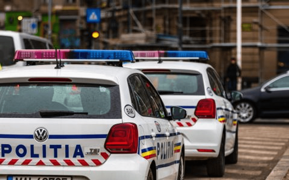 Polițiști agresați după ce au încercat să oprească un șofer beat VIDEO